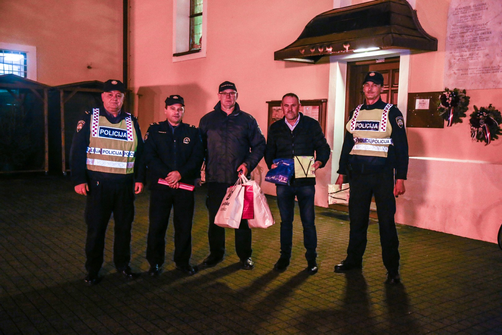 Policija u Prelogu vjernicima na izlasku iz crkve dijelila reflektirajuće materijale