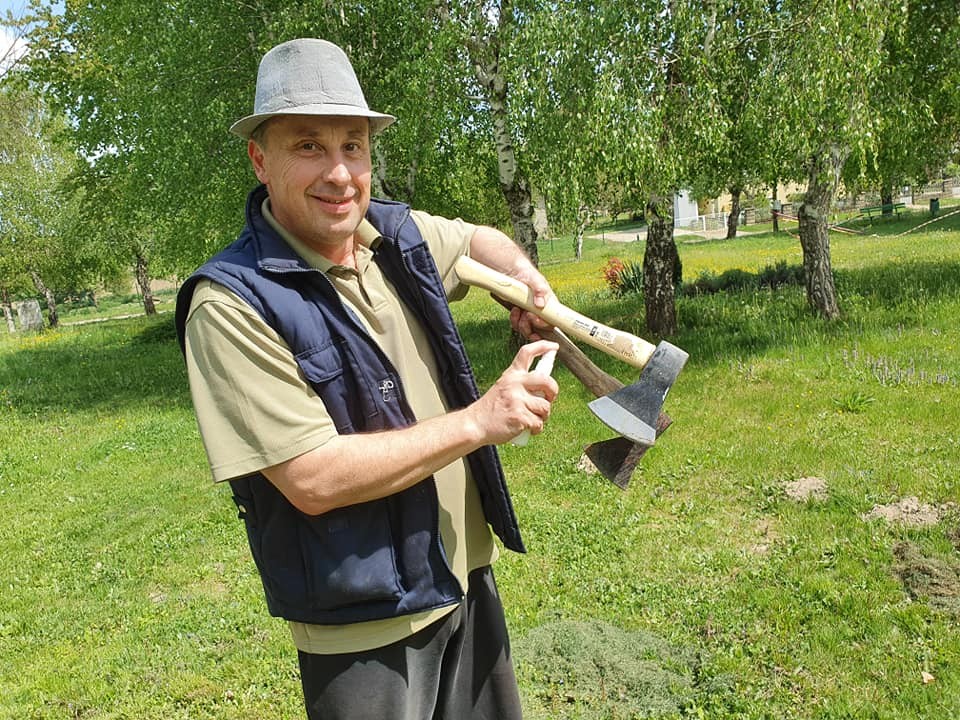 FOTO Članovi KUD-a Mihovljan su ovih dana uredili park unatoč korona krizi
