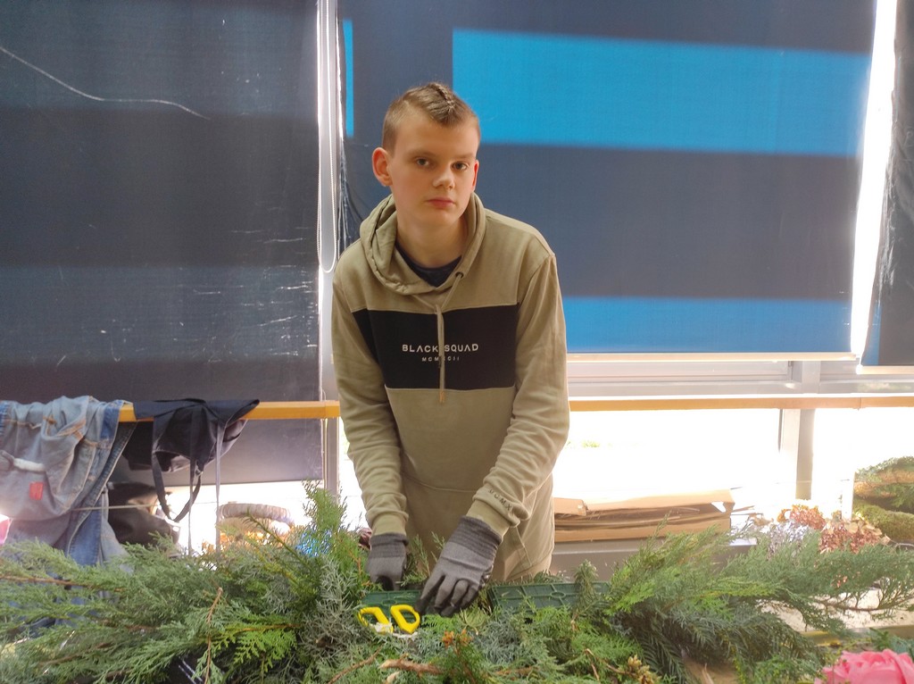 PRIGODNI ARANŽMANI Prodajna izložba aranžmana uoči Svih svetih u holu Gospodarske škole