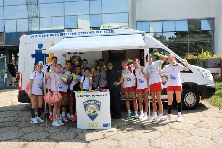 Policija mladim rukometašima predstavila preventivne projekte