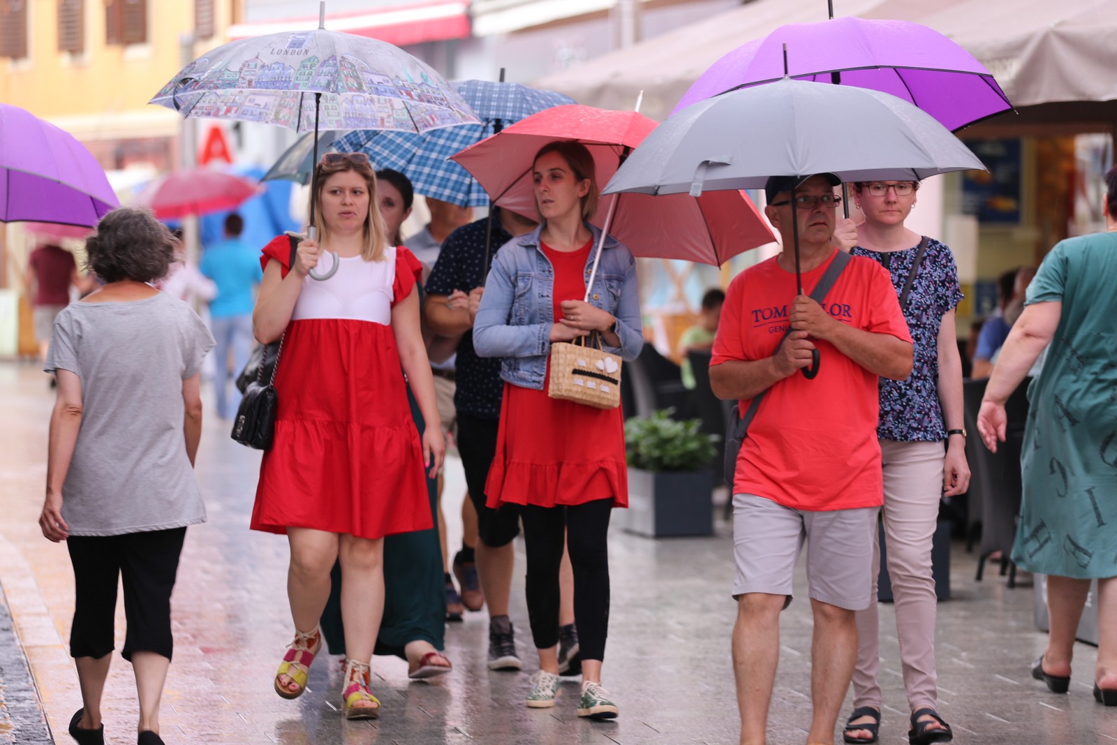 KLIKOM ISPOD KIŠOBRANA Malo kiše, malo sunca, ali centar Čakovca je ispunjen građanima
