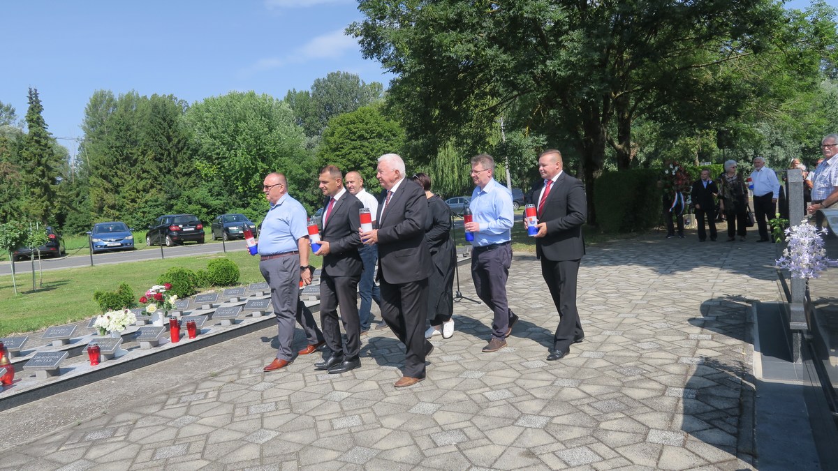 Odavanjem počasti svim poginulim i nestalim braniteljima i pripadnicima antifašističkog pokreta obilježen Dan antifašističke borbe u Međimurju Odavanjem počasti svim poginulim i nestalim braniteljima i pripadnicima antifašističkog pokreta obilježen Dan antifašističke borbe u Međimurju