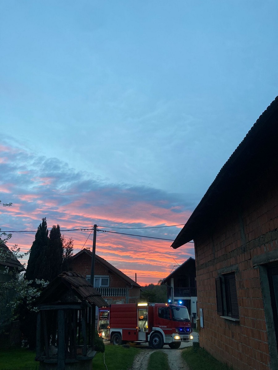 Gorio automobil u dvorištu u Vratišincu