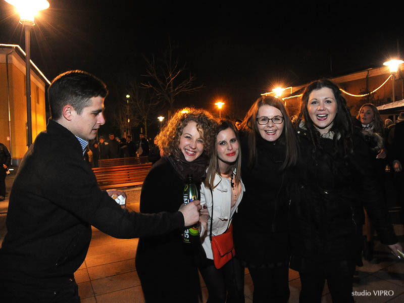 330114053dsc0523787385