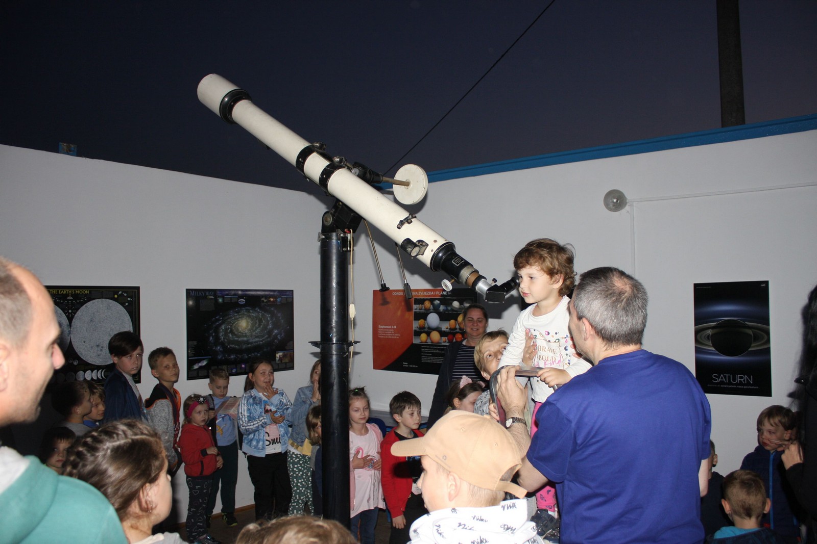 Stotinjak djece u Savskoj Vesi teleskopima promatralo Mjesec