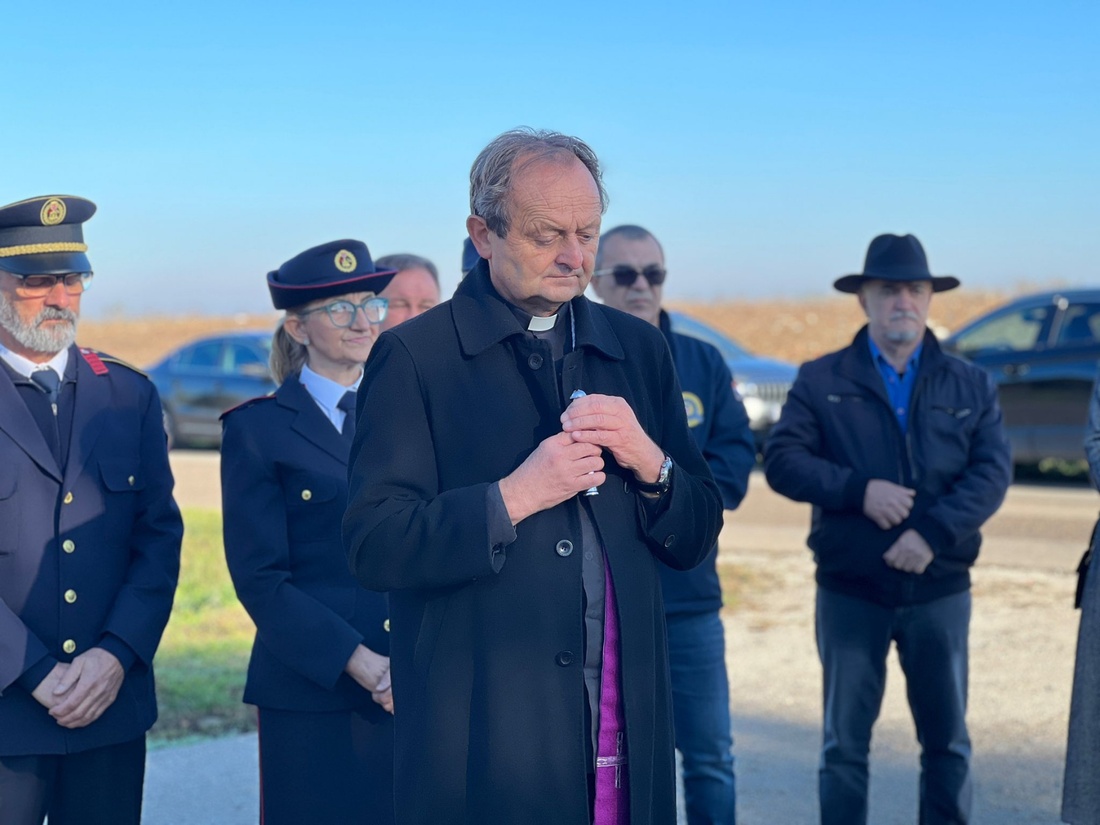 Župani kod spomen obilježja u Jarmini