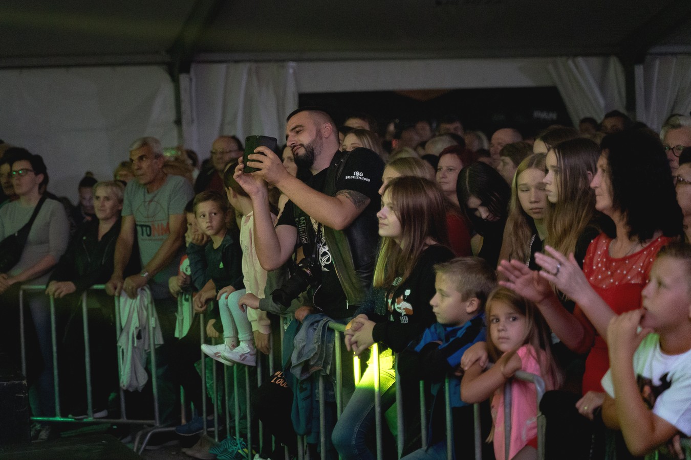 Odlična atmosfera u Kotoribi: Željko Bebek raspjevao publiku u prepunom šatoru