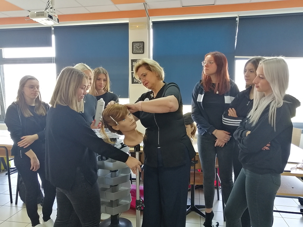 GOSPODARSKA ŠKOLA Strukovna nastavnica iz Belgije poučavala učenice frizerke