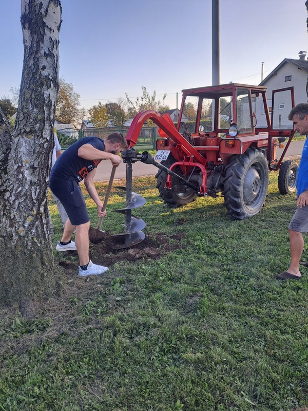 DONJI MIHALJEVEC Mještani ujedinjeni u sadnji drveća i bojanju igrala