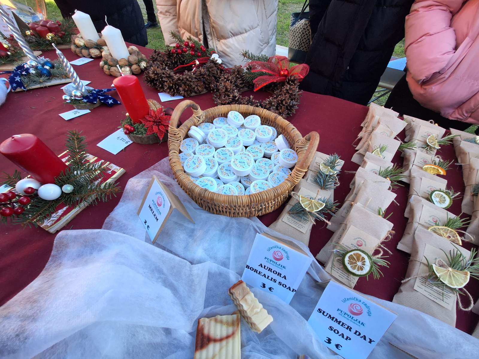 FOTO/VIDEO Pogledajte blagdansku atmosferu Božićnog sajma u Donjoj Dubravi