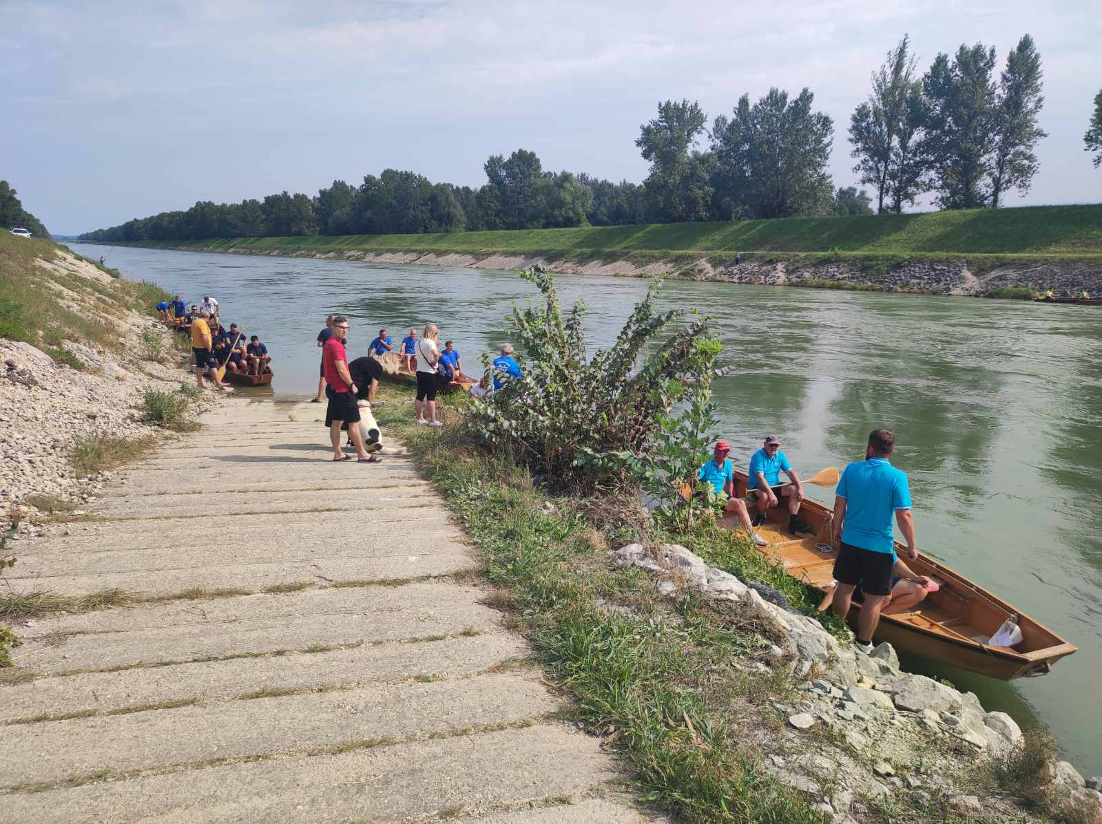 FOTO Pobjednici natjecanja u ekipnom veslanju dravskim čamcima su ekipe ‘Royal transport’ i ‘Fljojsarice’ FOTO Pobjednici natjecanja u ekipnom veslanju dravskim čamcima su ekipe ‘Royal transport’ i ‘Fljojsarice’