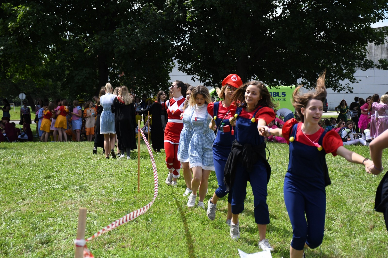 FOTO Povorka protutnjala gradom, maturanti s osmjehom dočekali kraj srednje škole!