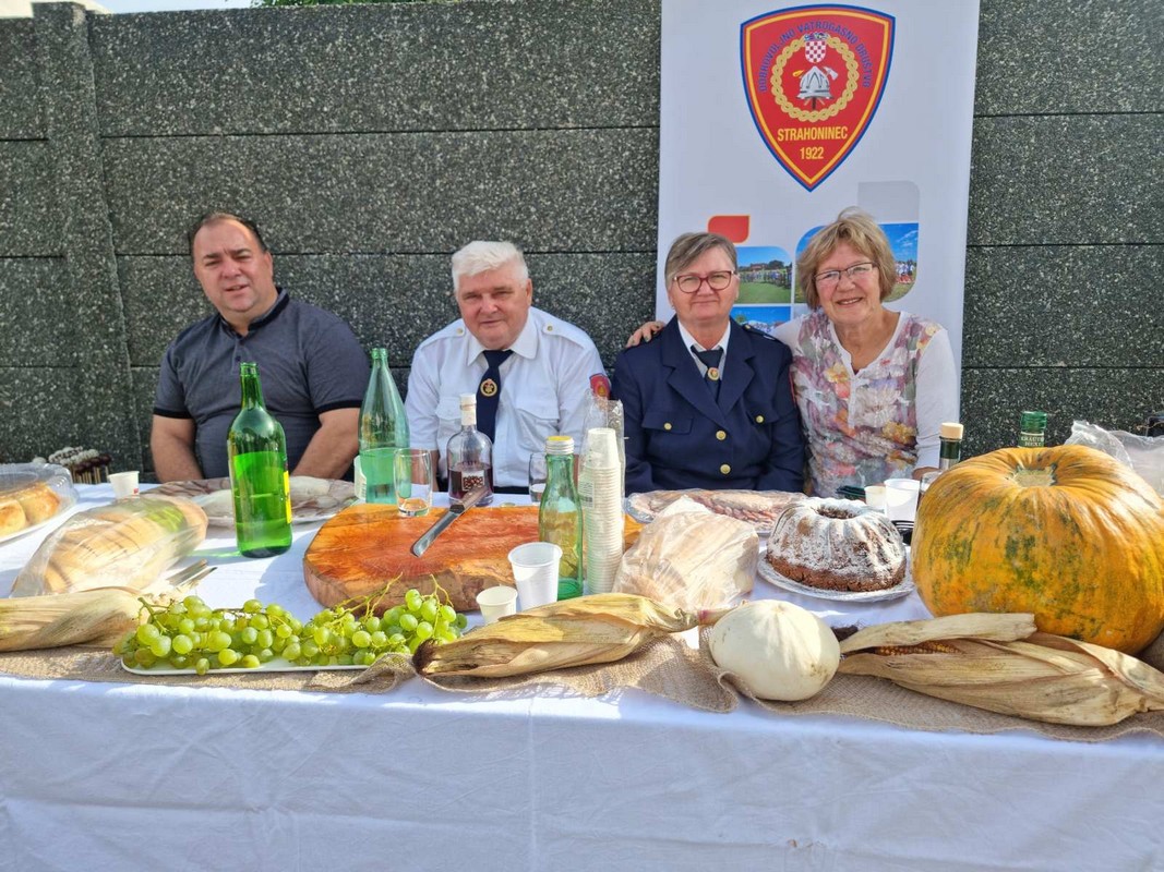 FOTO Dani kruha u Strahonincu: Kruh, peciva, odlični kolači i ostale delicije oduševili posjetitelje FOTO Dani kruha u Strahonincu: Kruh, peciva, odlični kolači i ostale delicije oduševili posjetitelje