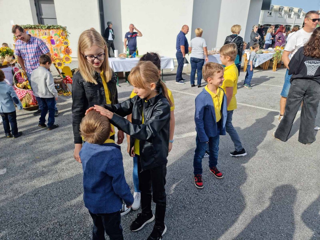 FOTO Dani kruha u Strahonincu: Kruh, peciva, odlični kolači i ostale delicije oduševili posjetitelje FOTO Dani kruha u Strahonincu: Kruh, peciva, odlični kolači i ostale delicije oduševili posjetitelje