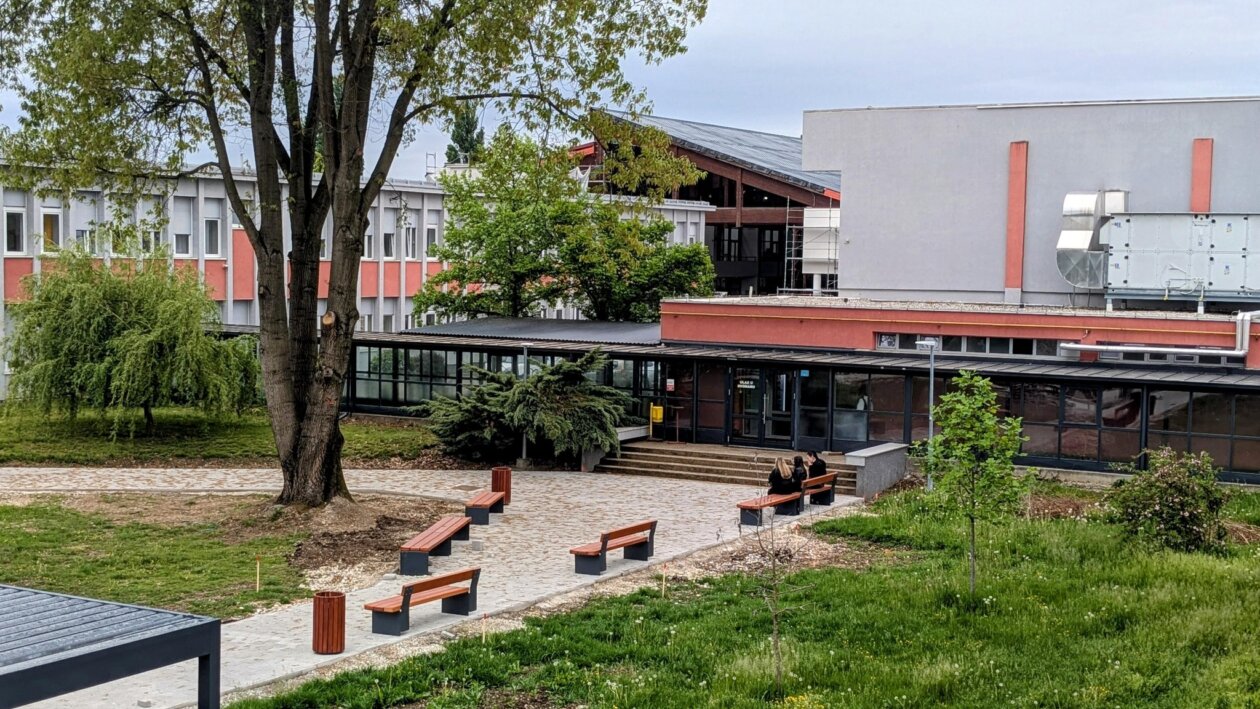 Gimnazija, park, Ekonomska 1