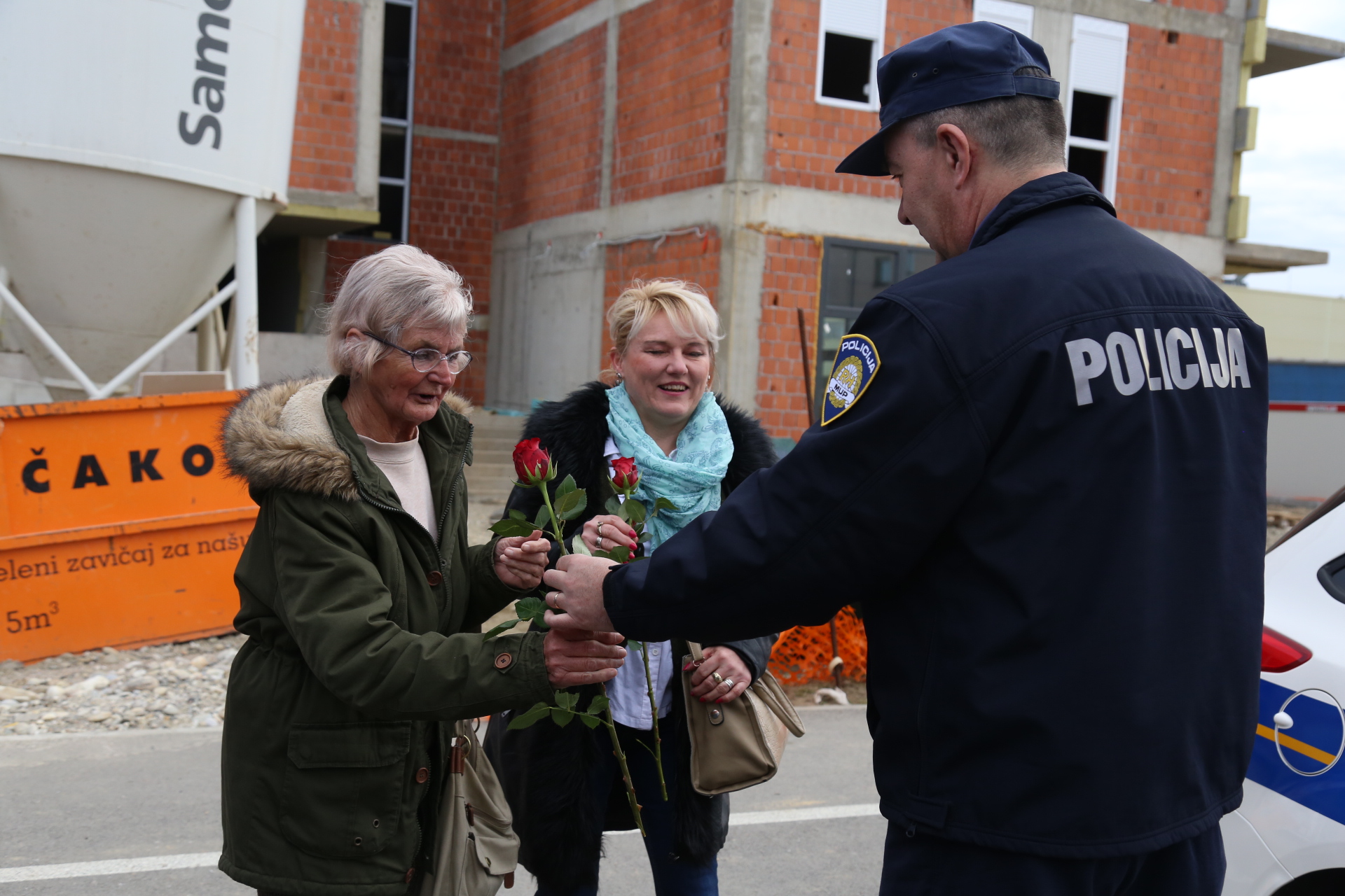 Međimurska policija cvijećem nagrađuje žene u prometu