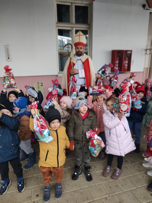 VESELA AVANTURA Mališani iz vrtića Cvrčak putovali vlakom u susret Svetom Nikoli