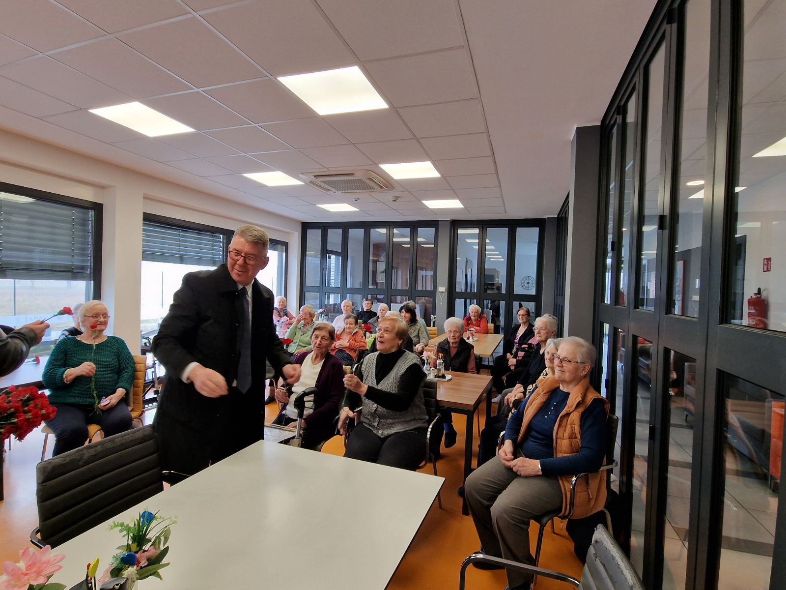 Gradonačelnik Dražen Srpak darivao žene na njihovim radnim mjestima