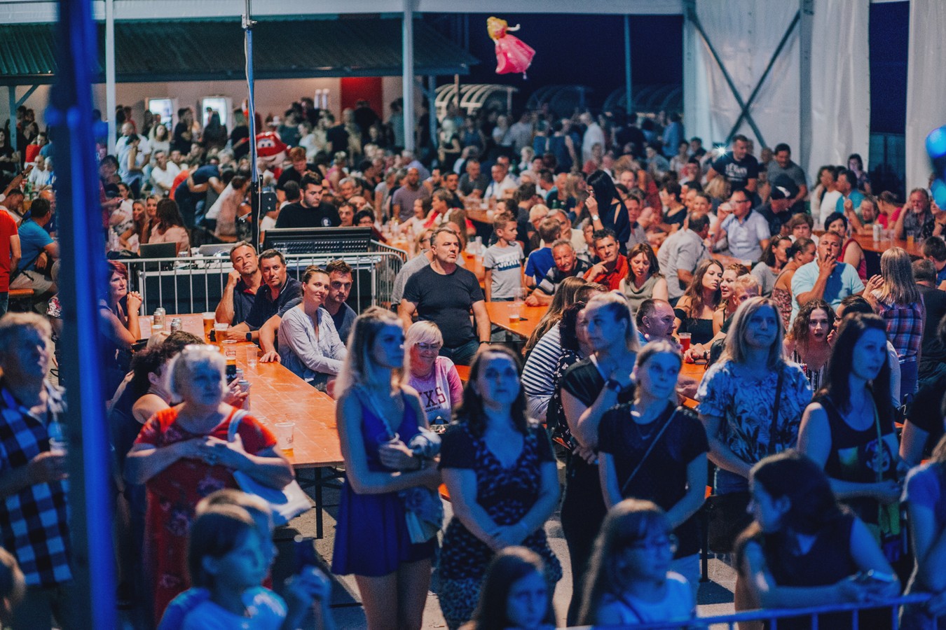 Danijela Martinović zabavljala publiku ispod šatora u Svetom Martinu na Muri