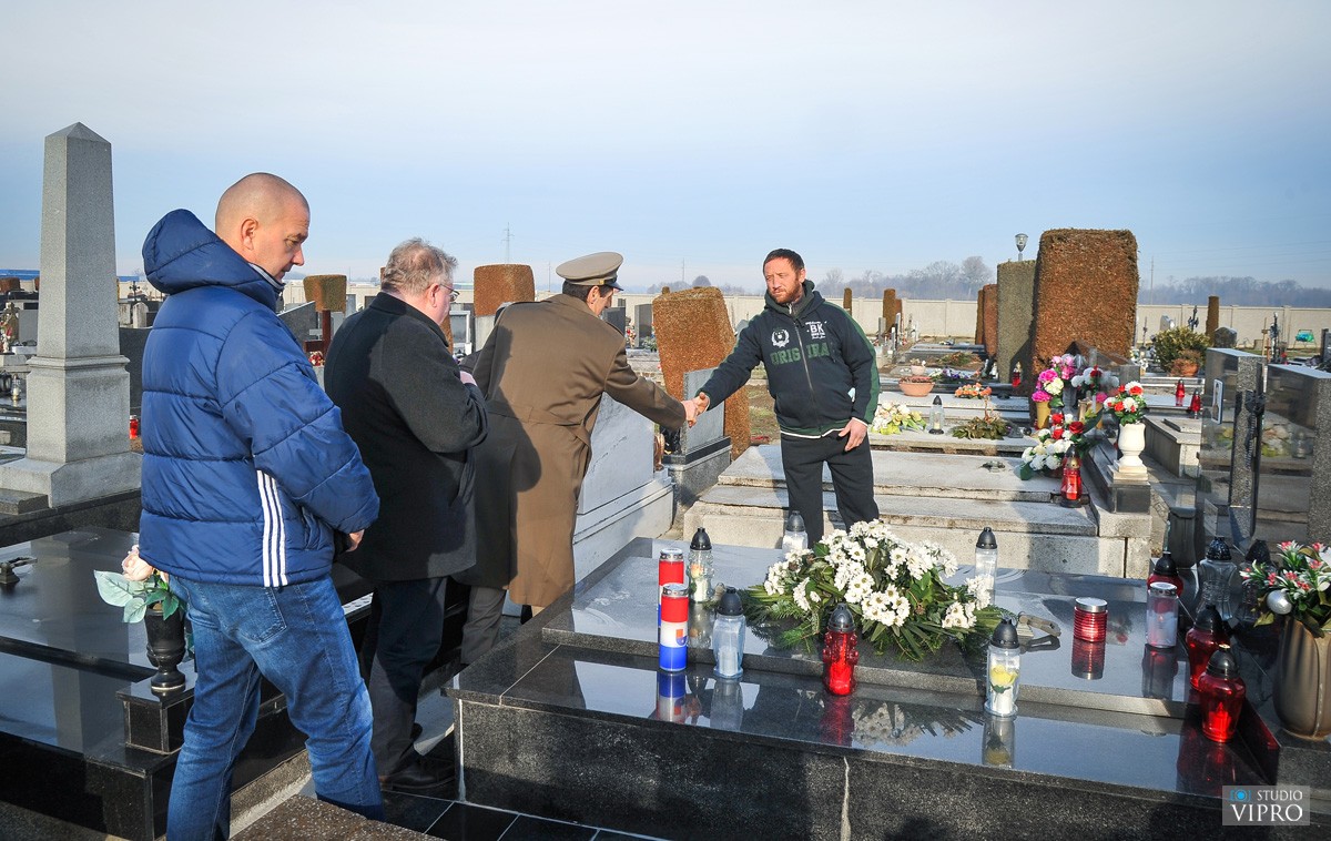 VJEČNA MU SLAVA Paljenjem svijeća obilježeno sjećanje na branitelja Božidara Horvata