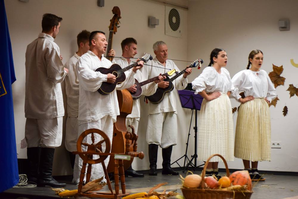 1122249251680655850127674946364