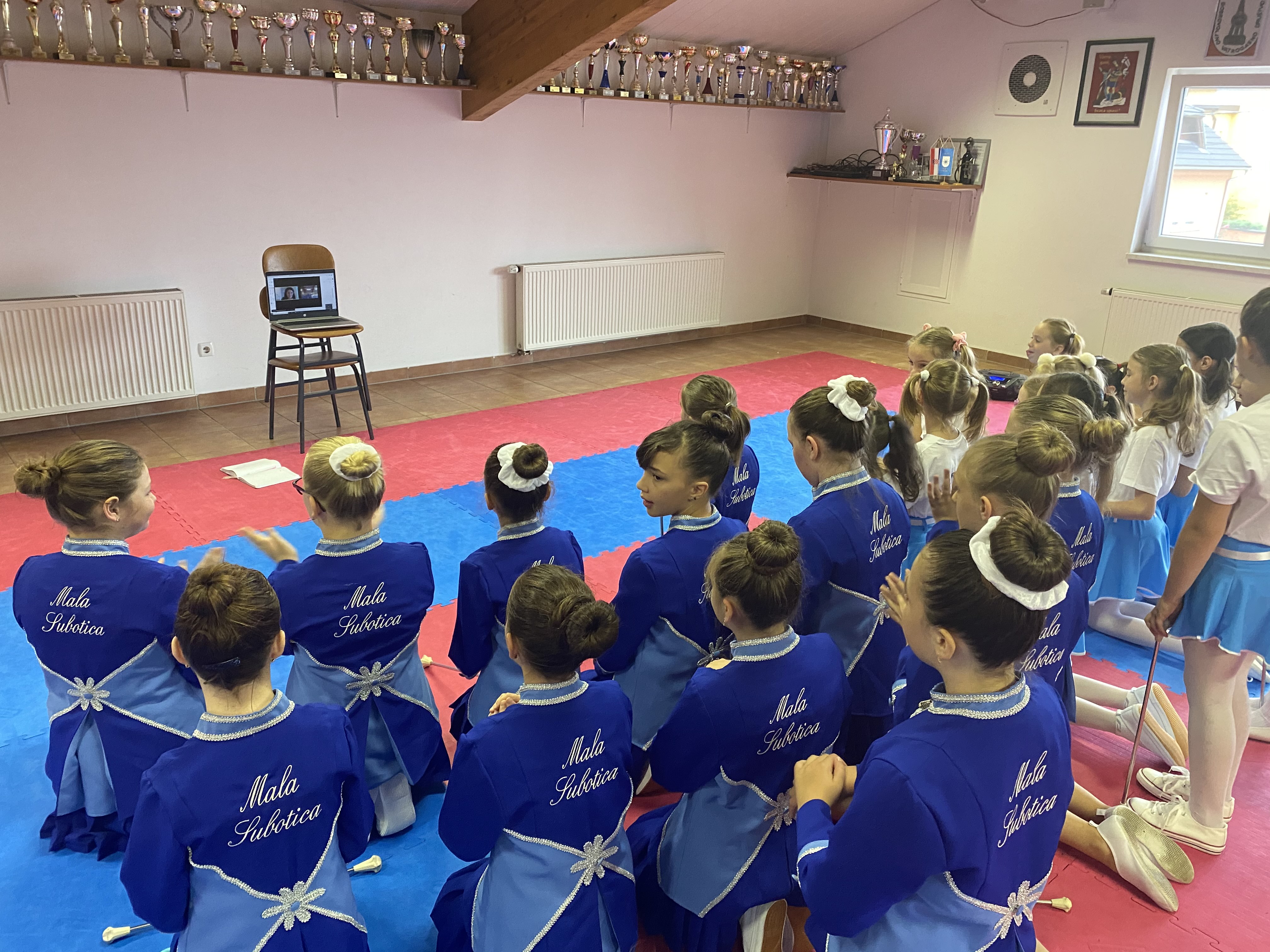 MAŽORETKINJE MALE SUBOTICE U novim uniformama do medalja!