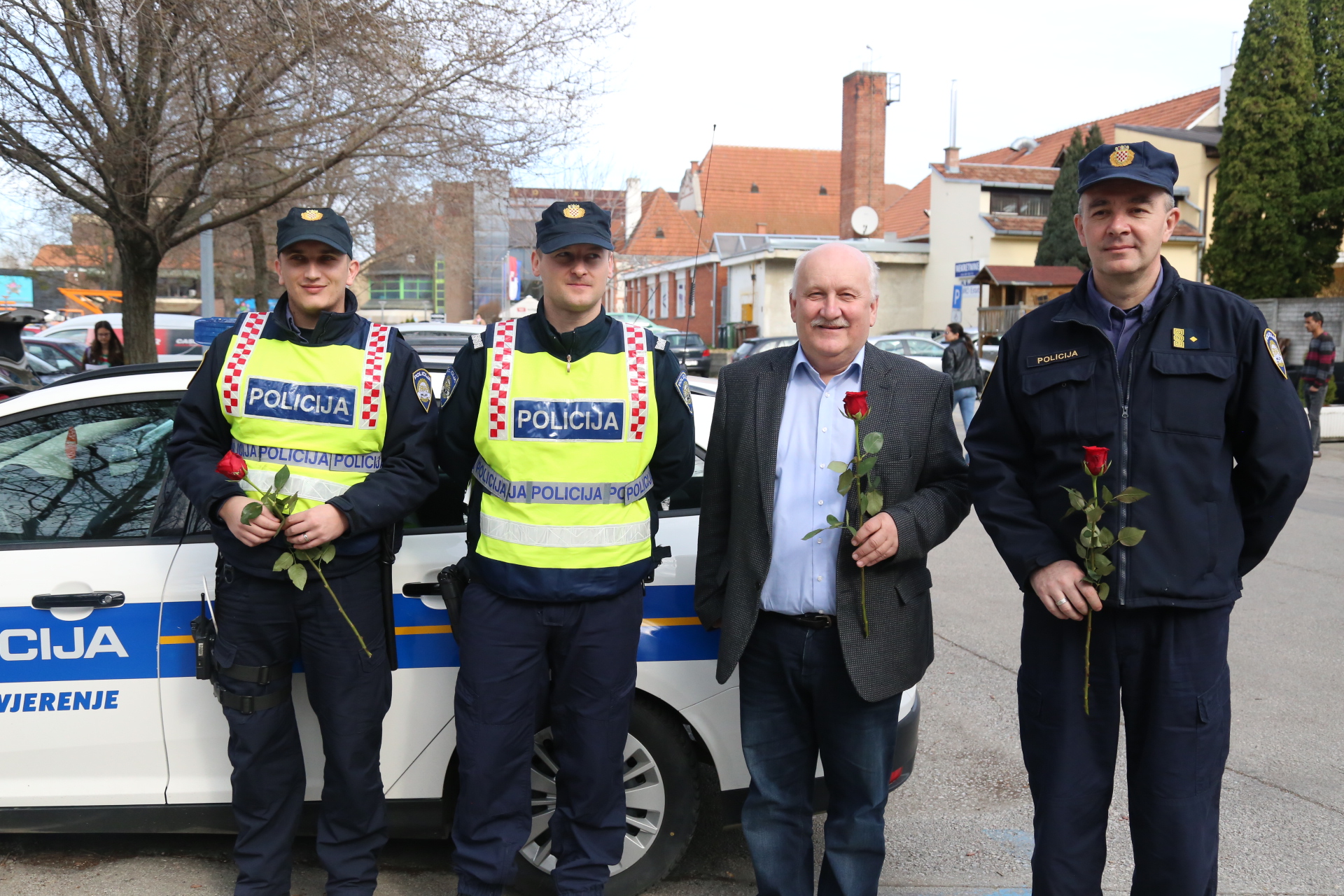 Međimurska policija cvijećem nagrađuje žene u prometu