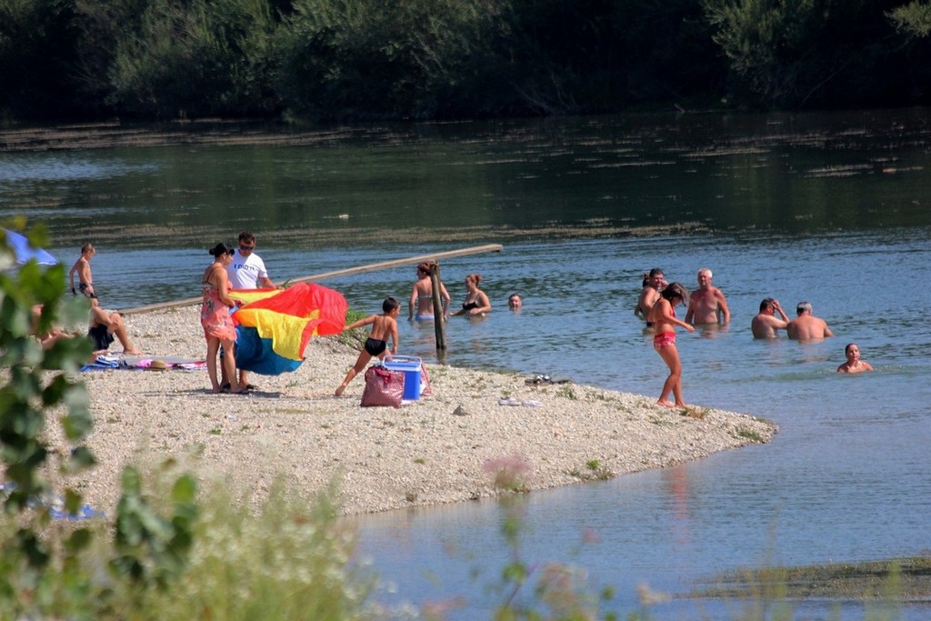 Međimurke i Međimurci spas od ljetnih vrućina potražili uz rijeku Dravu