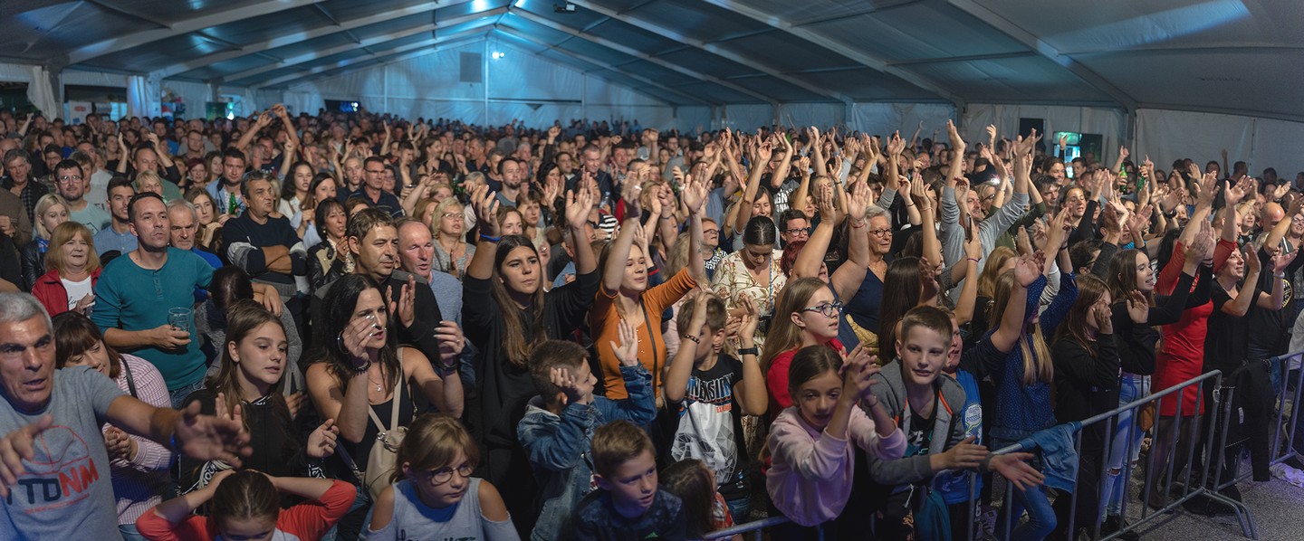 Odlična atmosfera u Kotoribi: Željko Bebek raspjevao publiku u prepunom šatoru