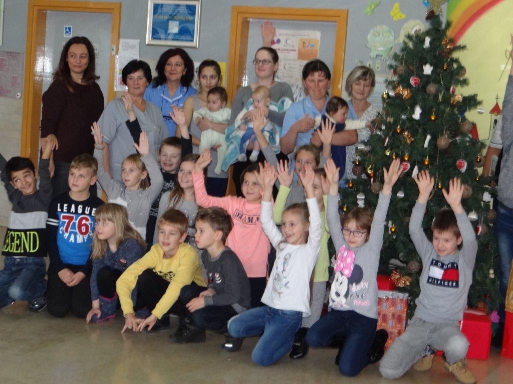 Osnovci šenkovečke škole posjetili bolesne mališane u čakovečkoj bolnici