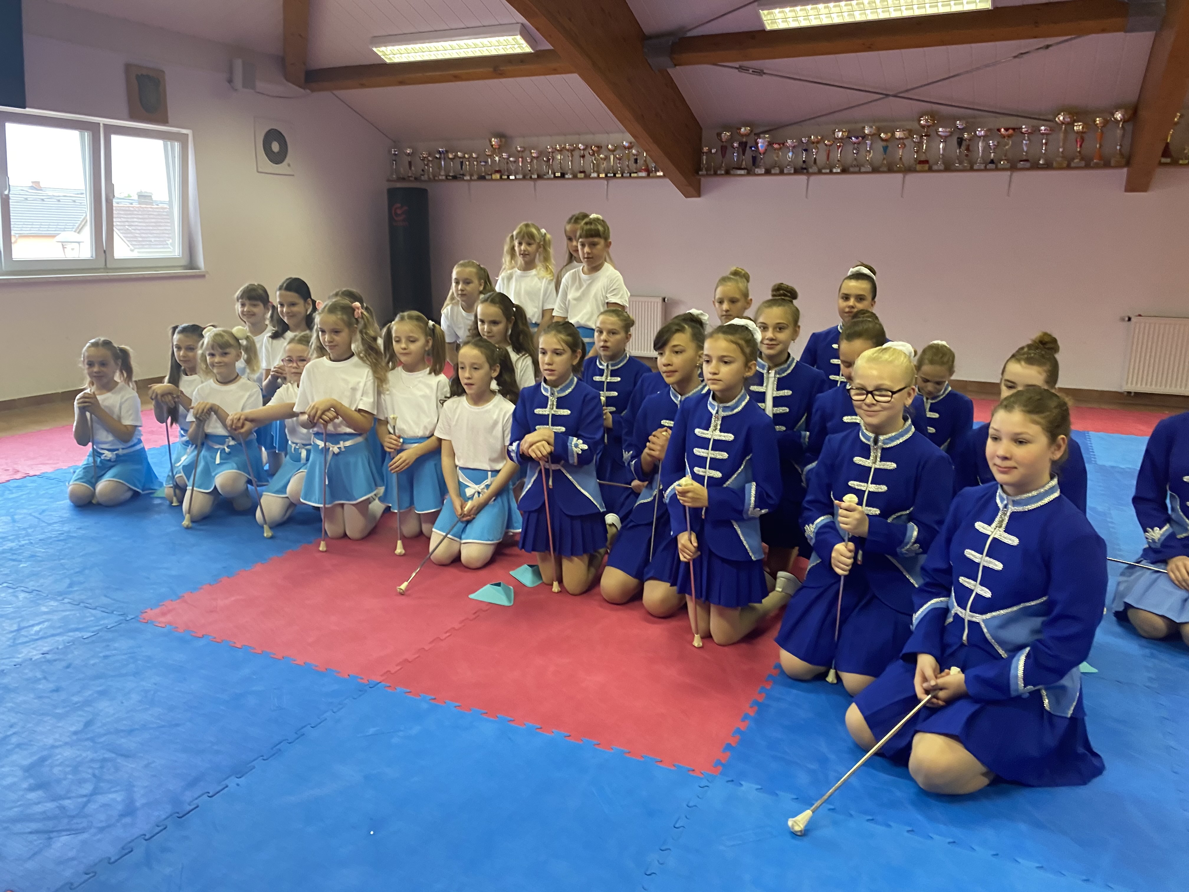 MAŽORETKINJE MALE SUBOTICE U novim uniformama do medalja!