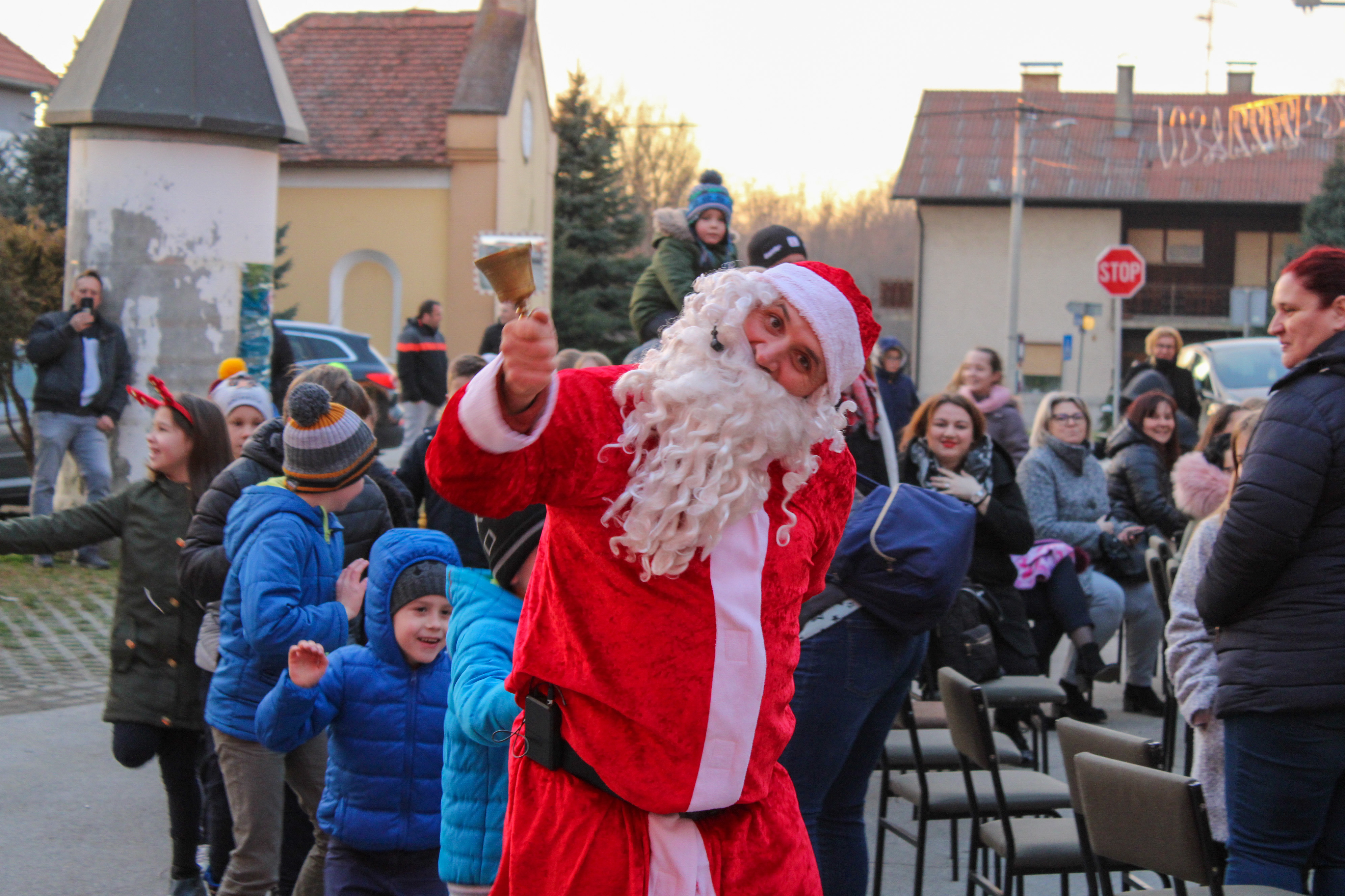 Djed Božićnjak posjetio Vratišinec