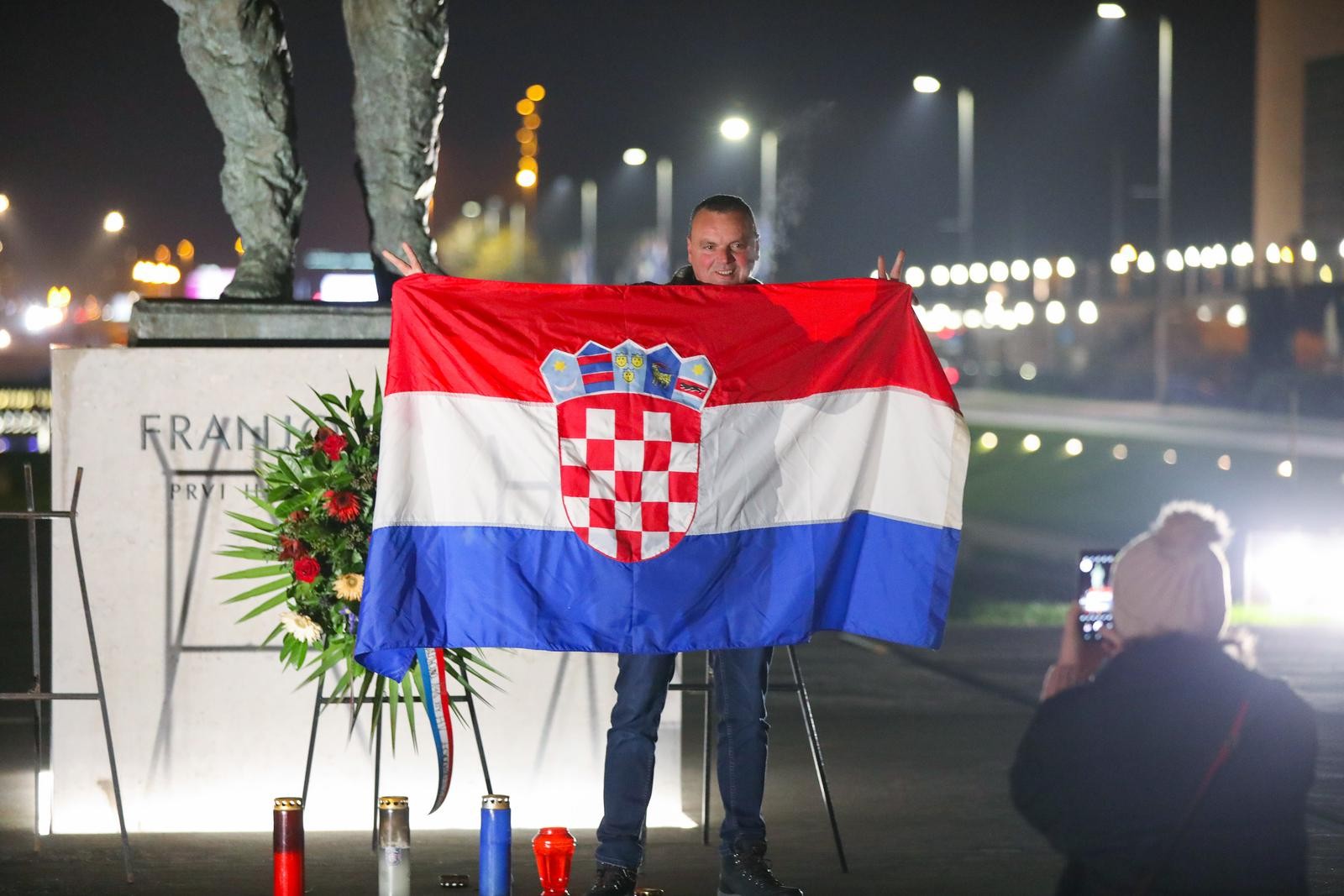 Vatreni u busu do Trga, pozdravljaju ih tisuće uz baklje, zastave i vatromet