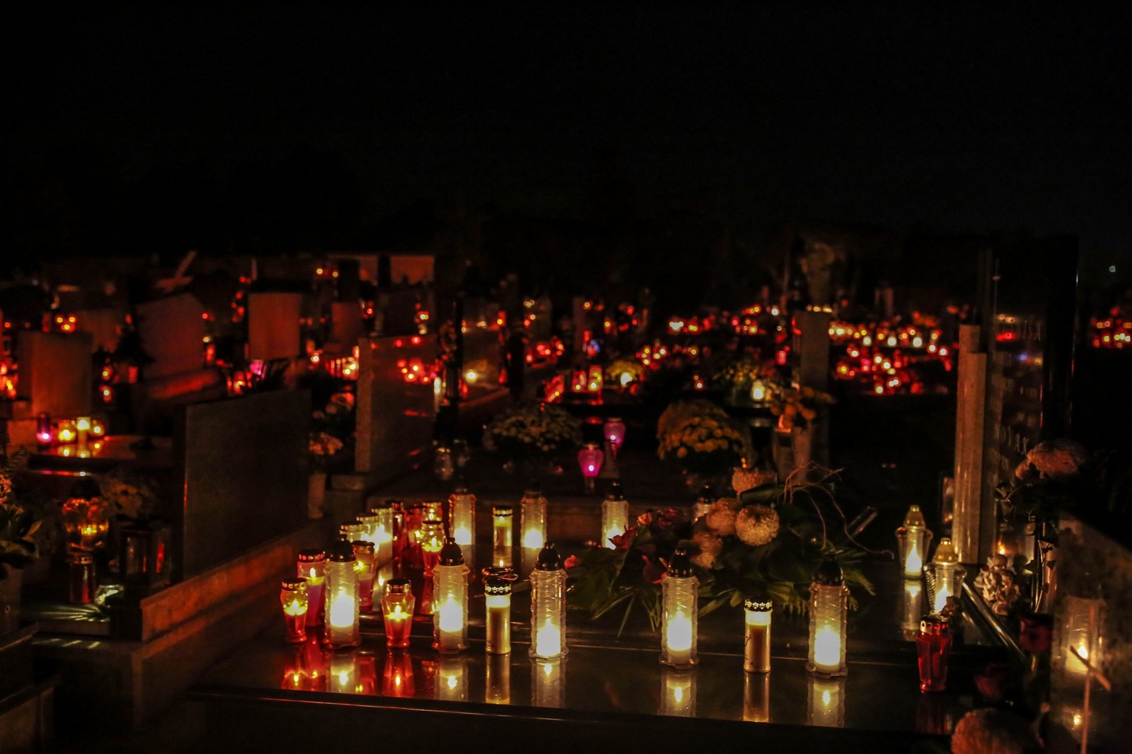FOTOGALERIJA Stotine sitnih plamenova osvijetlilo je groblje u Čakovcu