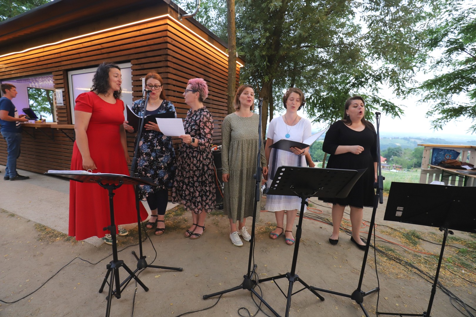 PRIZOR KOJI SE PAMTI Doček prvih zraka ljetnog sunca na Mađerkinom bregu nikog nije ostavio ravnodušnim PRIZOR KOJI SE PAMTI Doček prvih zraka ljetnog sunca na Mađerkinom bregu nikog nije ostavio ravnodušnim