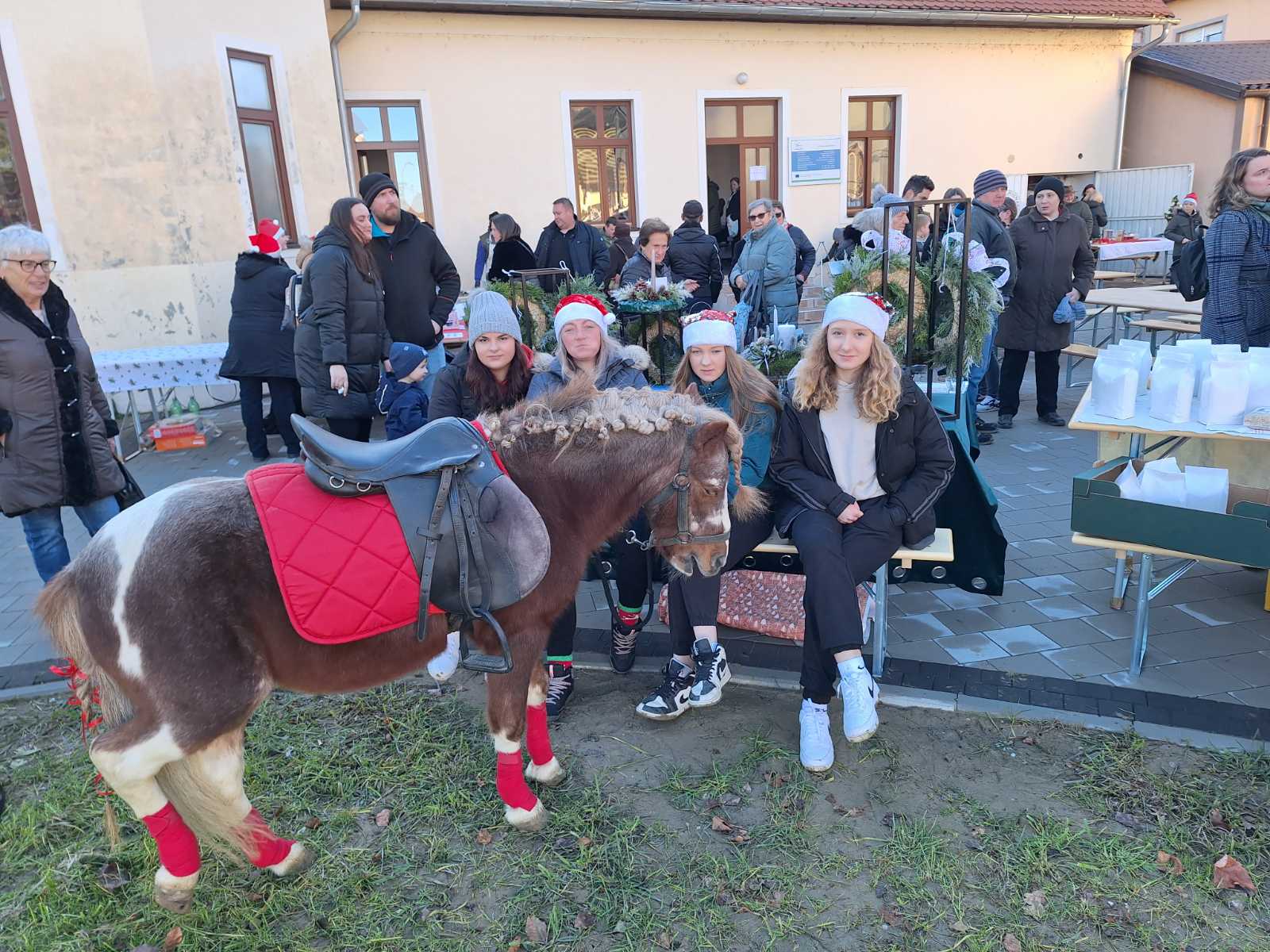 FOTO/VIDEO Pogledajte blagdansku atmosferu Božićnog sajma u Donjoj Dubravi