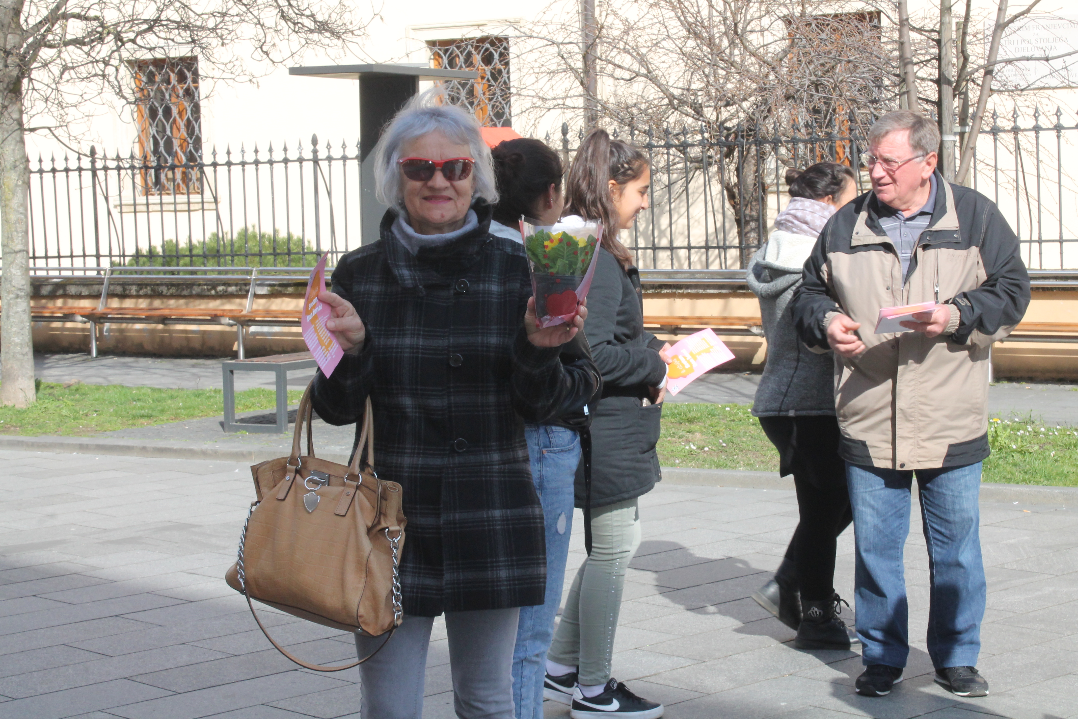 ‘ŽENE, SRETAN VAM VAŠ DAN’ Političari darivali prolaznice gradom