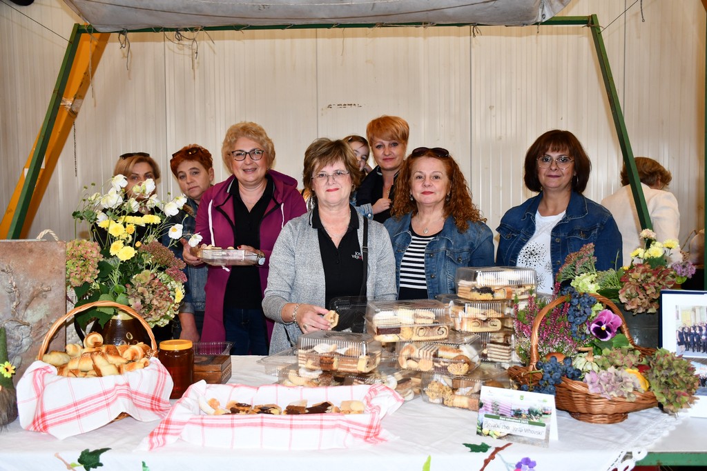 PROSLAVA JESENI Brojni zaljubljenici u kulturnu baštinu i tradiciju našega kraja okupili se na Danima zahvalnosti za plodove zemlje PROSLAVA JESENI Brojni zaljubljenici u kulturnu baštinu i tradiciju našega kraja okupili se na Danima zahvalnosti za plodove zemlje