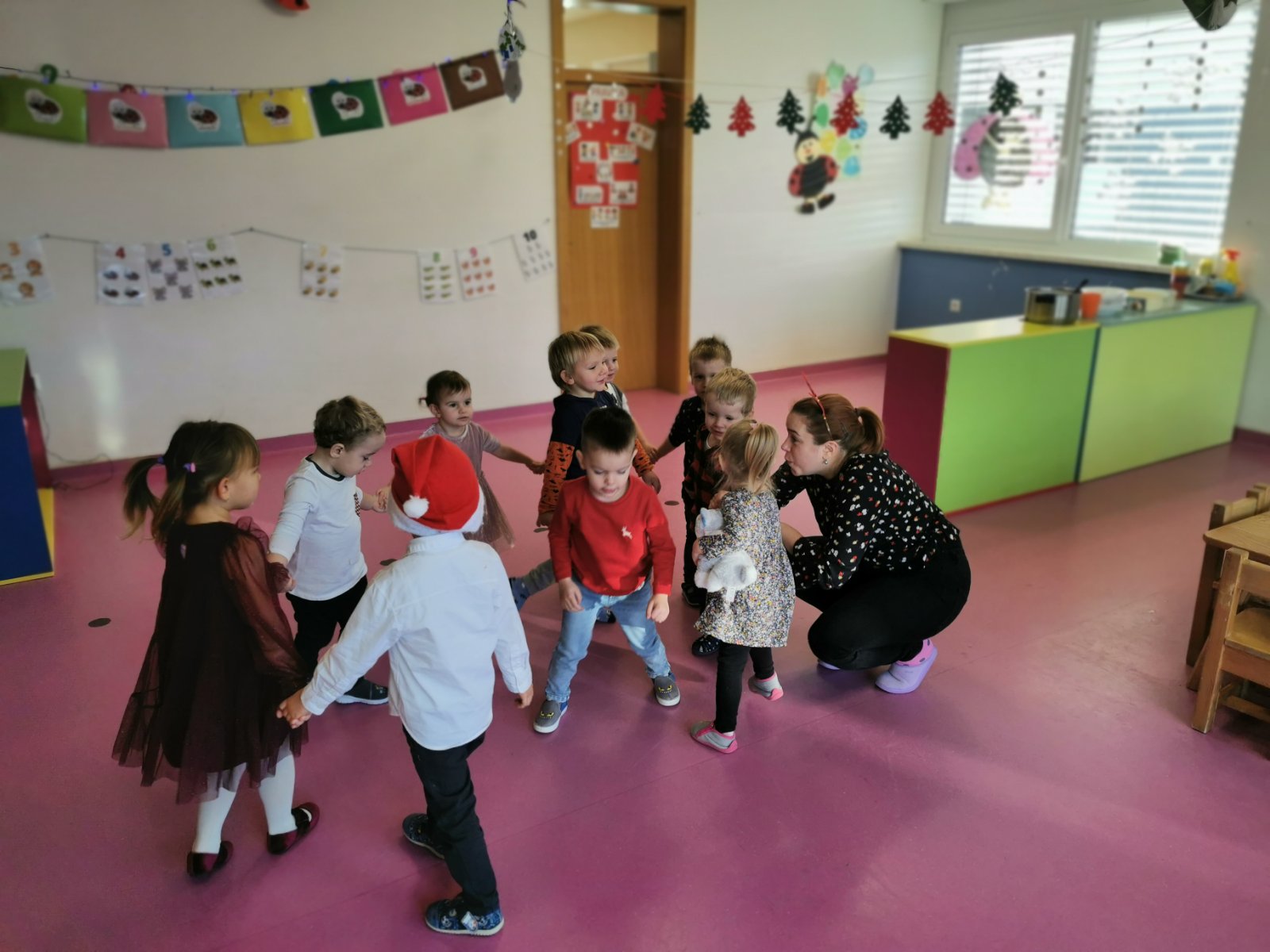 FOTO DV ‘Pahuljica’ – Sretan Božić žele vam mališani i njihove odgojiteljice