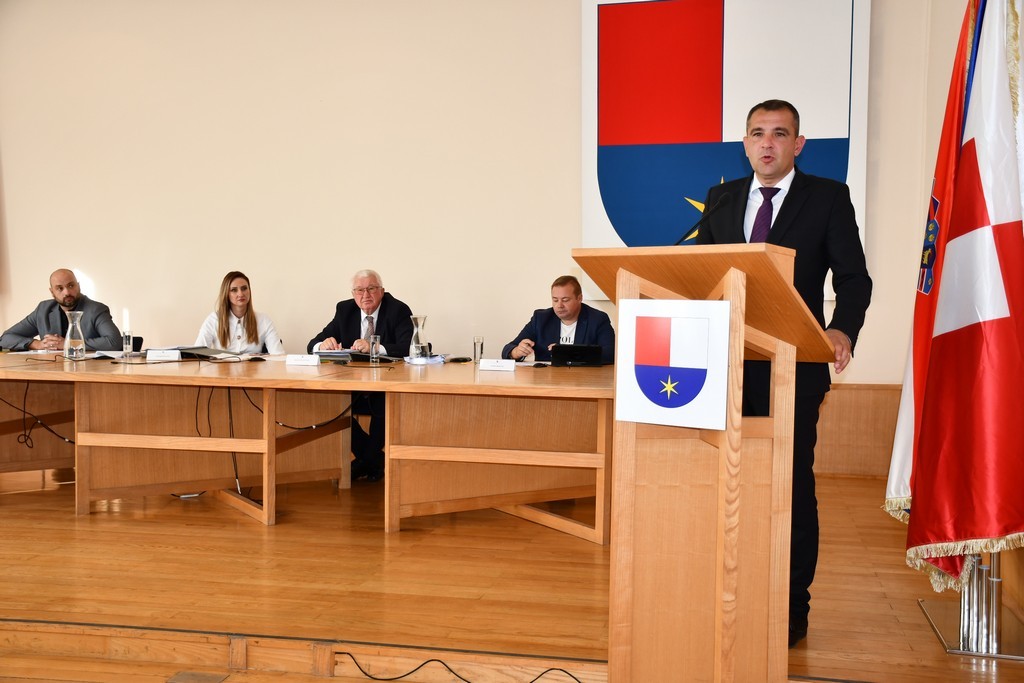 CENTRALIZACIJA BOLNICA Međimurska županija traži ocjenu ustavnosti zakona kojima osnivačka prava nad bolnicama preuzima država CENTRALIZACIJA BOLNICA Međimurska županija traži ocjenu ustavnosti zakona kojima osnivačka prava nad bolnicama preuzima država