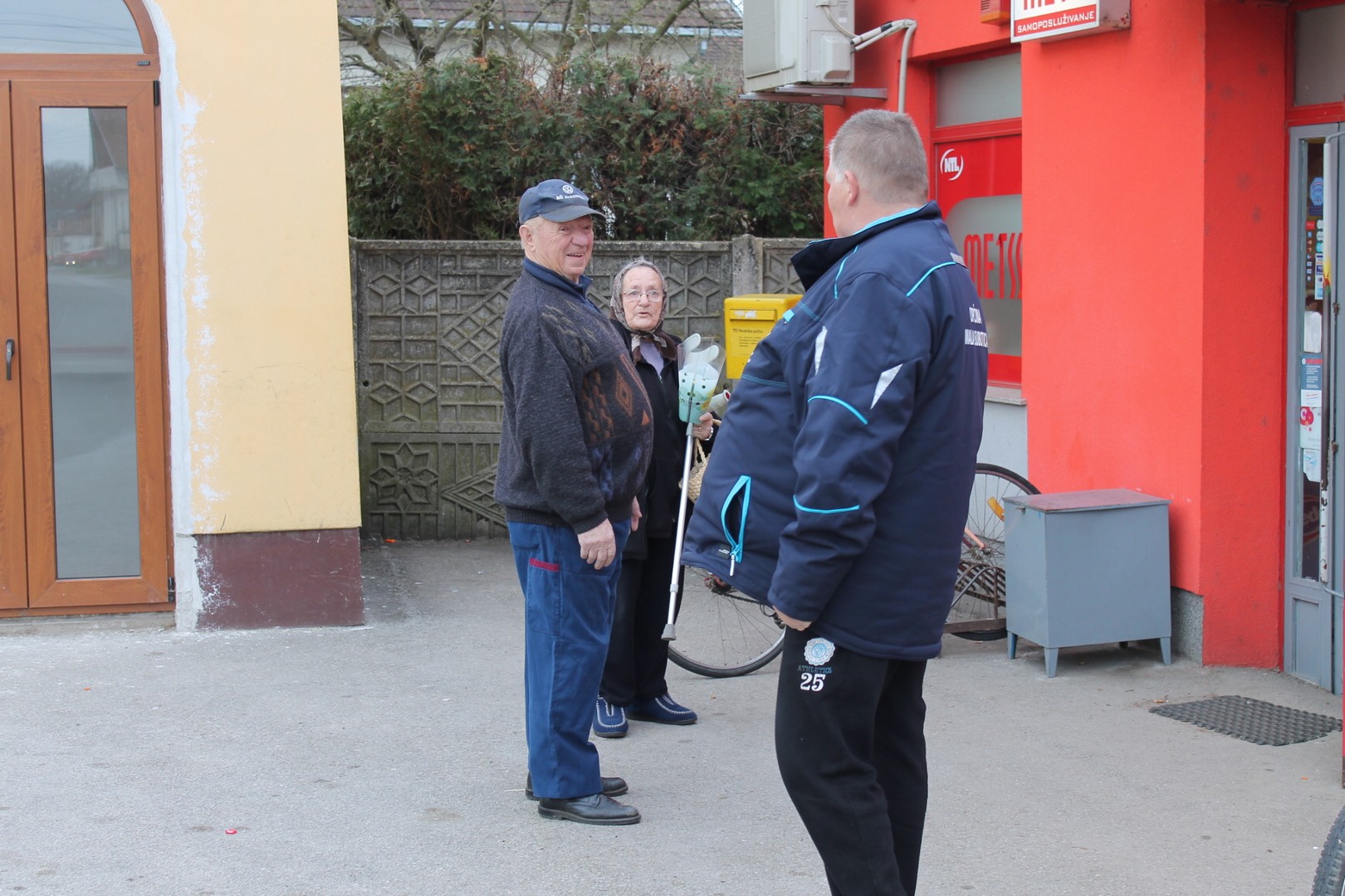 Komunalni radnici Općine damama dijelili cvijeće povodom Dana žena
