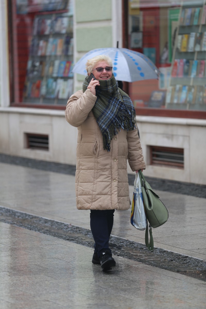 KLIKOM PO ČAKOVCU Oblačno i kišovito prijepodne nije spriječilo građane da dođu u centar grada KLIKOM PO ČAKOVCU Oblačno i kišovito prijepodne nije spriječilo građane da dođu u centar grada