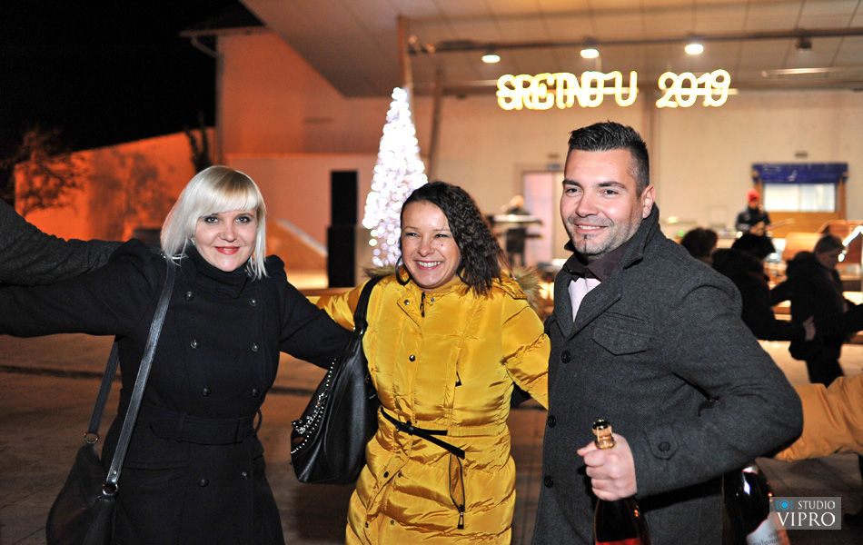 Doček u Prelogu uz vatromet, taktove valcera, šampanjac i kuhano vino