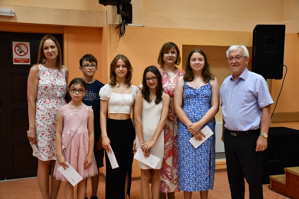 PRIJEM UČENIKA Učenici Osnovne škole Belica, sudionici županijskih i državnih natjecanja, na prijemu kod načelnika Taradija PRIJEM UČENIKA Učenici Osnovne škole Belica, sudionici županijskih i državnih natjecanja, na prijemu kod načelnika Taradija