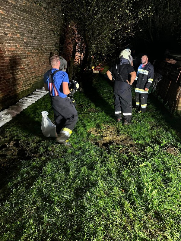 MIKLAVEC DVD Miklavec, DVD Podturen i DVD Sivica zajedničkim snagama gradili nasipe za spas kuća