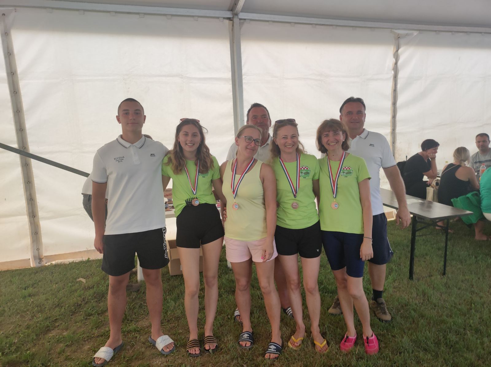 FOTO Pobjednici natjecanja u ekipnom veslanju dravskim čamcima su ekipe ‘Royal transport’ i ‘Fljojsarice’ FOTO Pobjednici natjecanja u ekipnom veslanju dravskim čamcima su ekipe ‘Royal transport’ i ‘Fljojsarice’