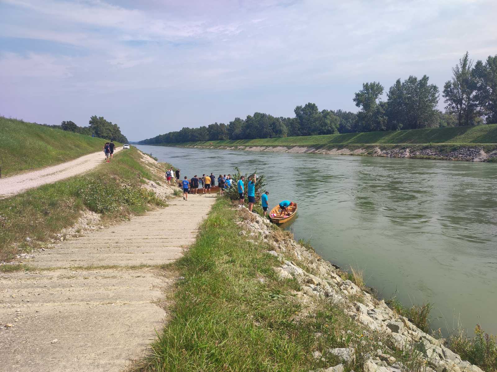 FOTO Pobjednici natjecanja u ekipnom veslanju dravskim čamcima su ekipe ‘Royal transport’ i ‘Fljojsarice’ FOTO Pobjednici natjecanja u ekipnom veslanju dravskim čamcima su ekipe ‘Royal transport’ i ‘Fljojsarice’