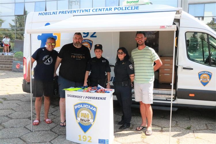 Policija mladim rukometašima predstavila preventivne projekte