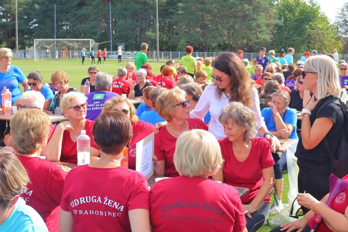 FESTIVAL SPORTSKE REKREACIJE U Mačkovcu vježbalo više od 200 žena, a slavila je ekipa Strahoninca! FESTIVAL SPORTSKE REKREACIJE U Mačkovcu vježbalo više od 200 žena, a slavila je ekipa Strahoninca!