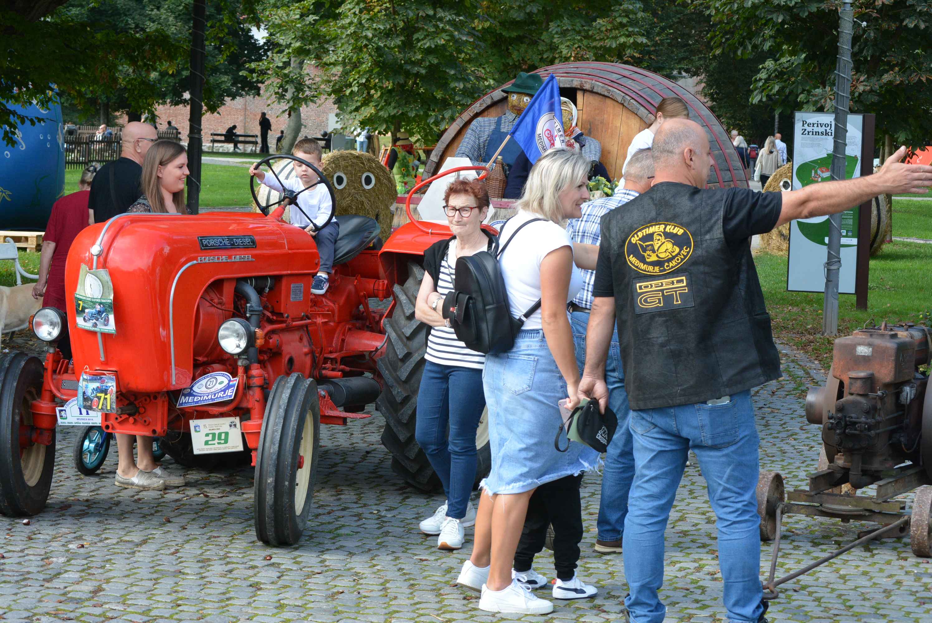 FOTO I VIDEO Putovanje kroz vremensku kapsulu na izložbi starih traktora i strojeva u sklopu manifestacije ‘Jesen u Čakovcu 2023.’